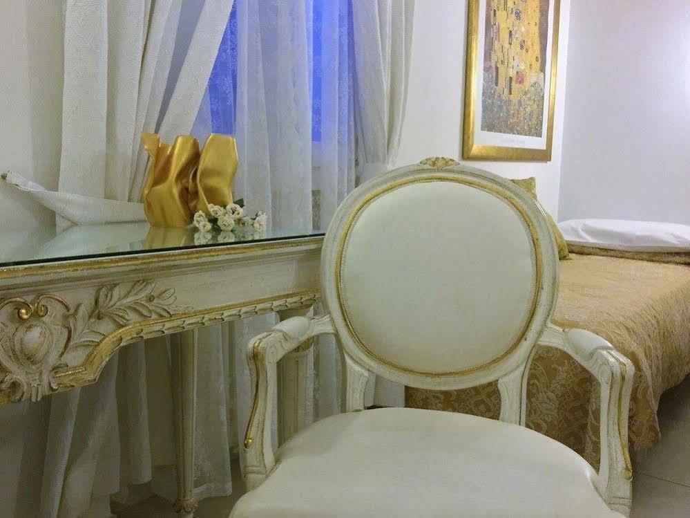 Residenza Due Torri Check In Presso Hotel Centrale Vicolo Cattani 7 Болонья Экстерьер фото